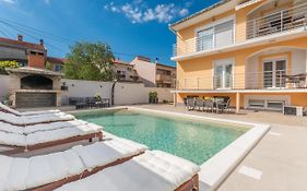 Apartment Pavla With Pool